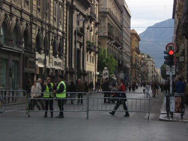 DAL PROSSIMO SABATO 5 NOVEMBRE E PER TUTTO IL MESE COMINCERA` LA SPERIMENTAZIONE DELL`ISOLA PEDONALE IN VIA RUGGERO SETTIMO L`AMMINISTRAZIONE COMUNALE ACCOGLIE LA RICHIESTA DI CONFCOMMERCIO